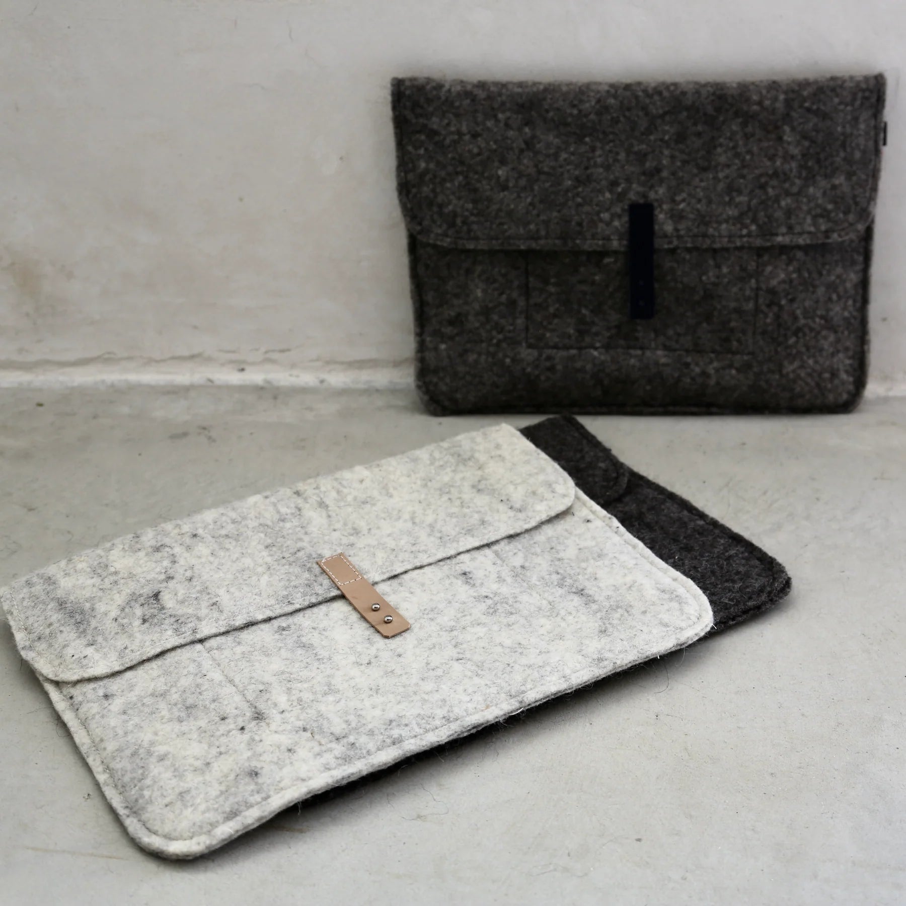 Housse d'ordinateur en laine feutrée française, coloris gris.