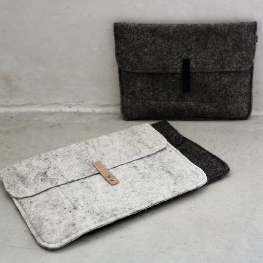 Housse d'ordinateur en laine feutrée française, coloris gris.
