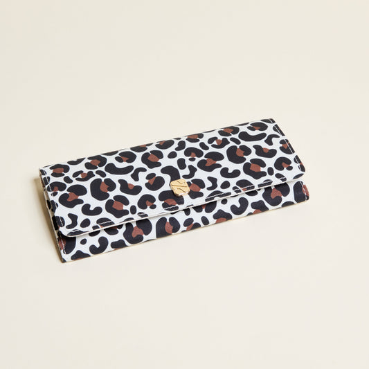 Pochette à bijoux, modèle Catherine de Maison Scarlett, motifs léopard crème.