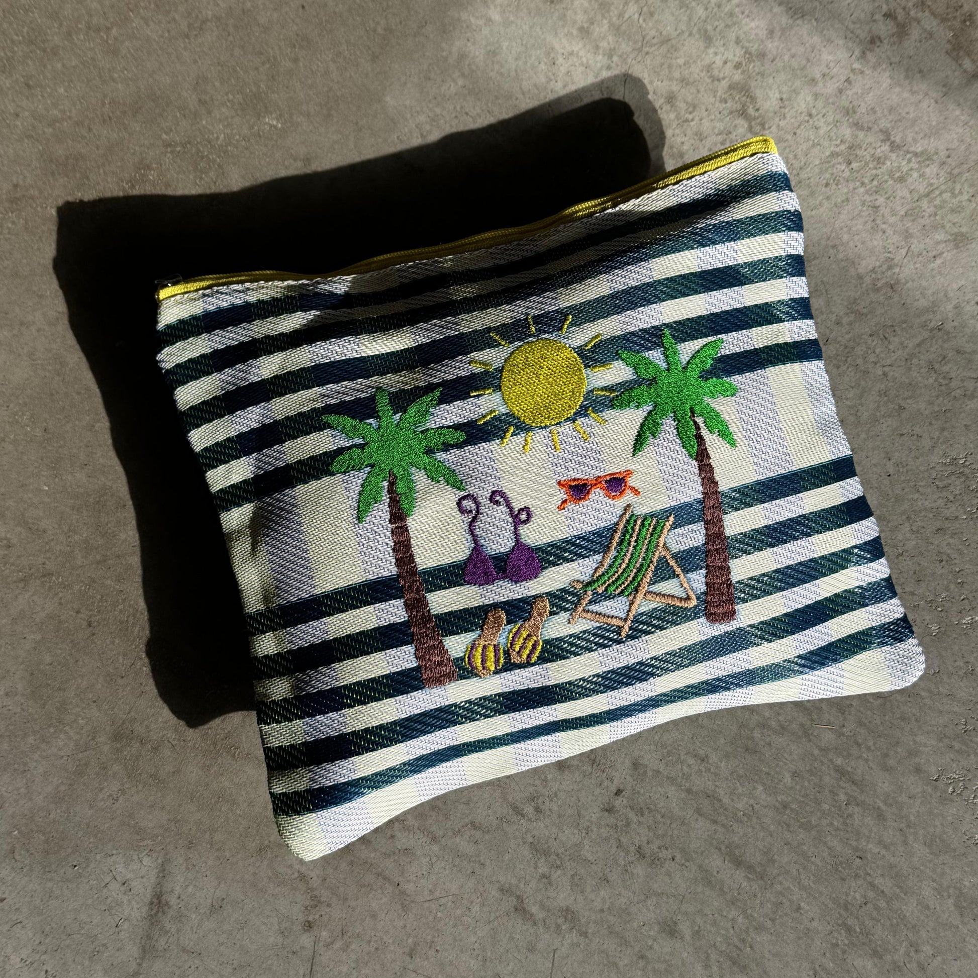 POCHETTE EN PLASTIC RECYCLE BRODEE - LA PETITE BOITE JAUNE