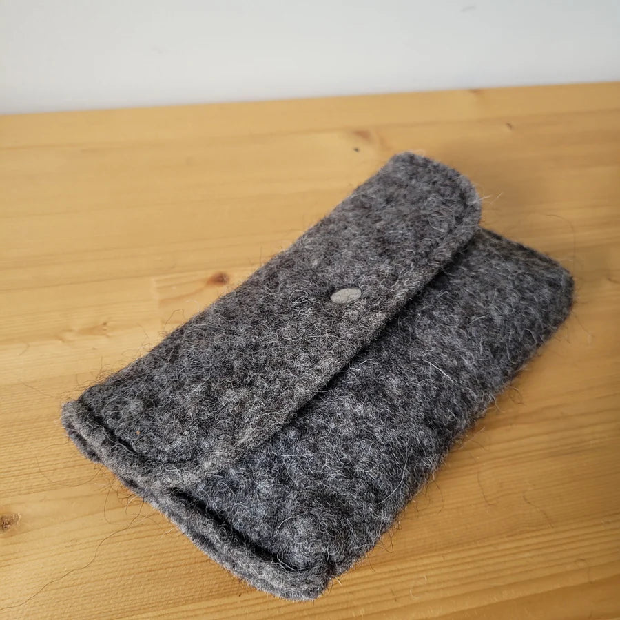 Détail d'une pochette en laine feutrée française, coloris gris foncé.