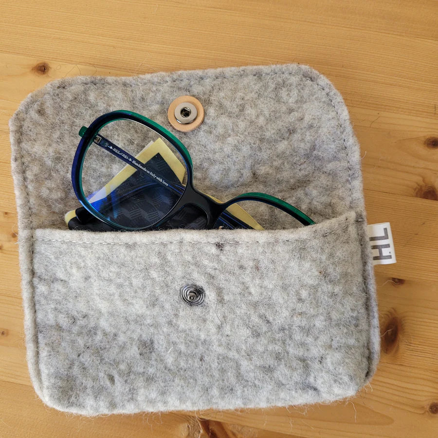 Pochette ou étui à lunettes en laine feutrée française, coloris gris clair.