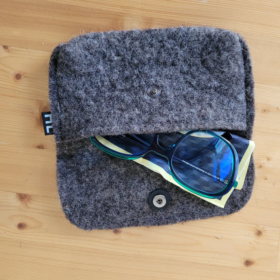 Pochette ou étui à lunettes en laine feutrée française, coloris gris foncé.