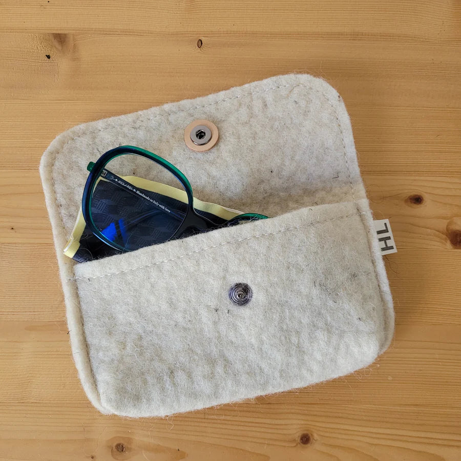 Pochette ou étui à lunettes en laine feutrée française, coloris ivoire.