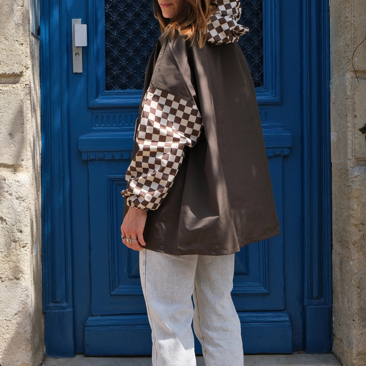 Poncho de pluie imperméable court, marron à motif damier.