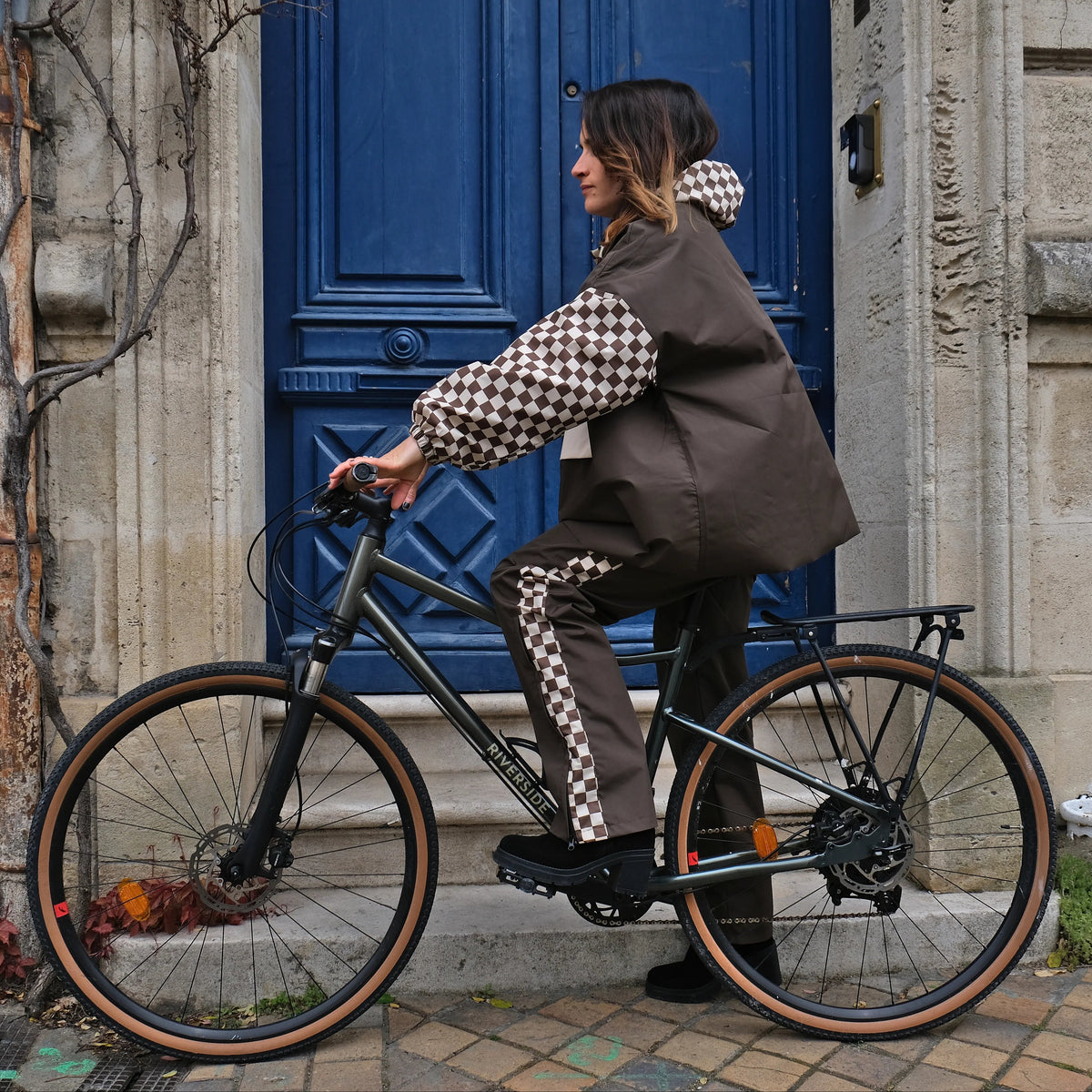 Poncho de pluie imperméable court, marron à motif damier.