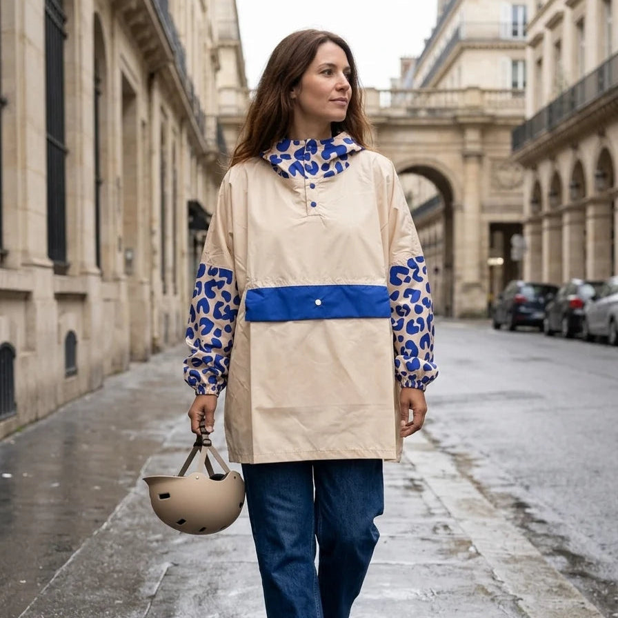 Poncho de pluie imperméable court, léopard bleu sur fond beige. 
