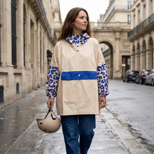 Poncho de pluie imperméable court, léopard bleu sur fond beige. 