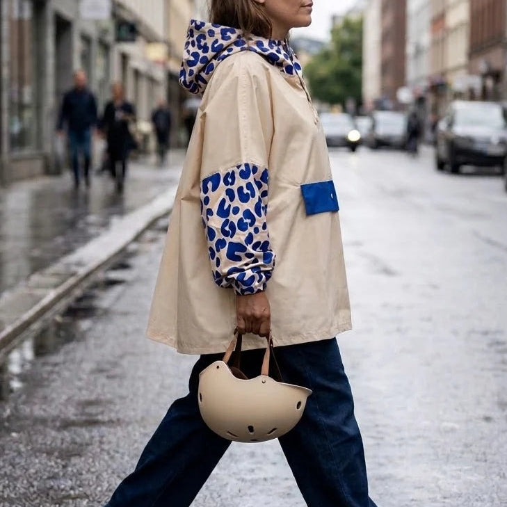Poncho de pluie imperméable court, léopard bleu sur fond beige. 