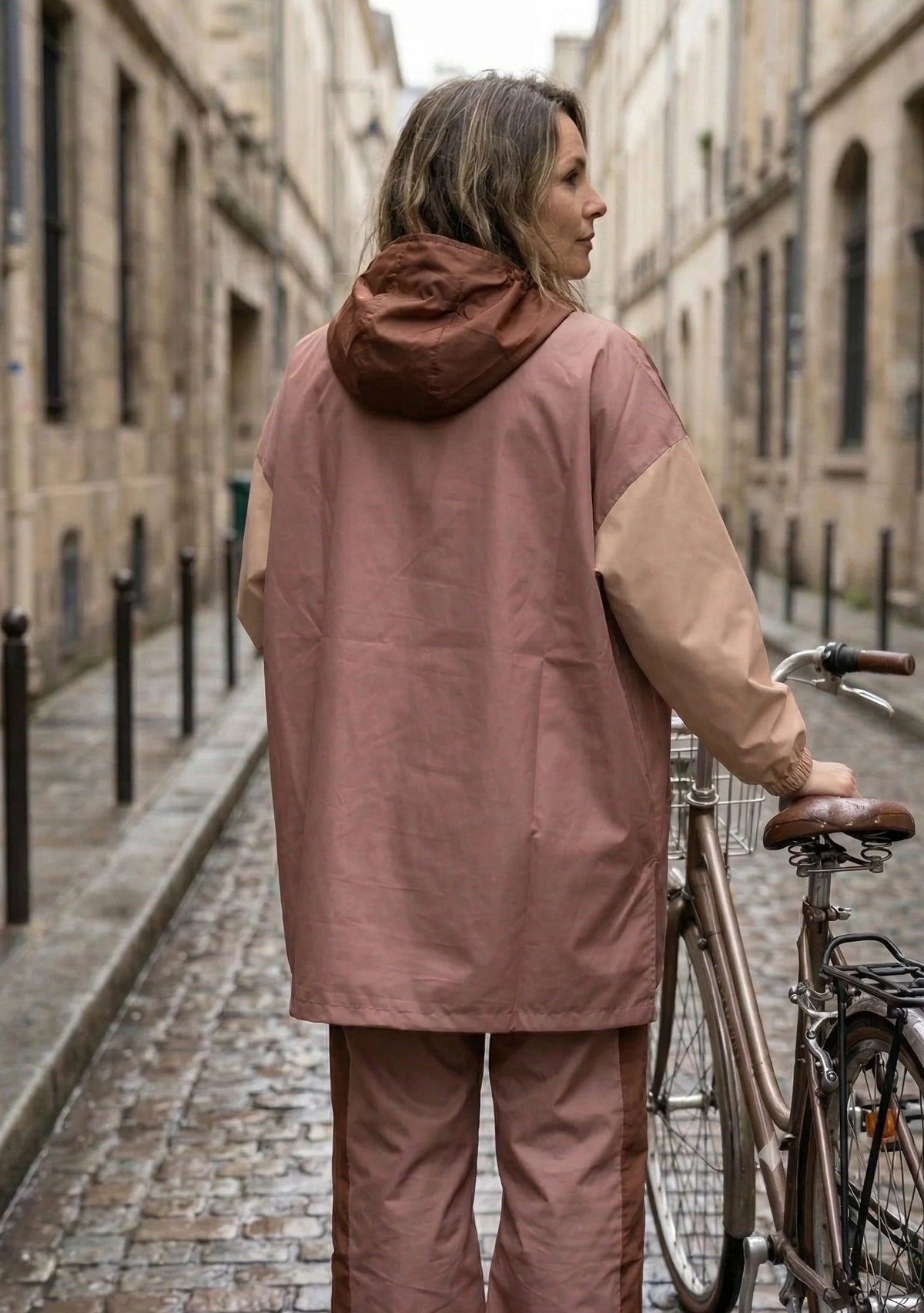Poncho de pluie imperméable court, tricolore marron.