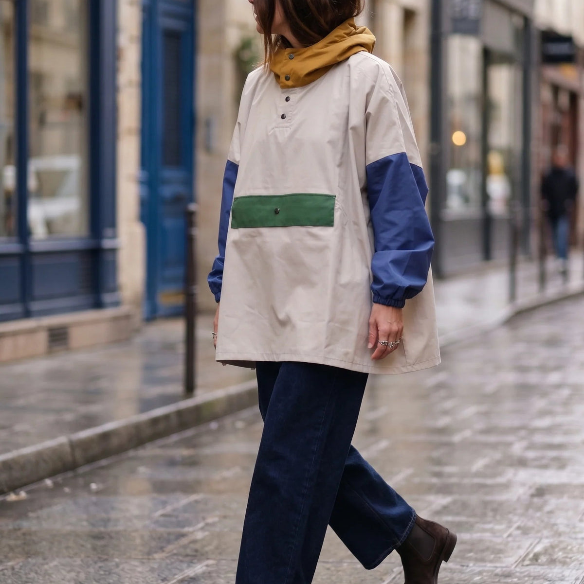 Poncho de pluie imperméable court, tricolore beige, bleu et jaune.