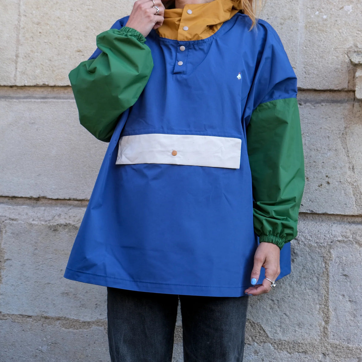 Poncho de pluie imperméable court, tricolore bleu, vert et jaune.