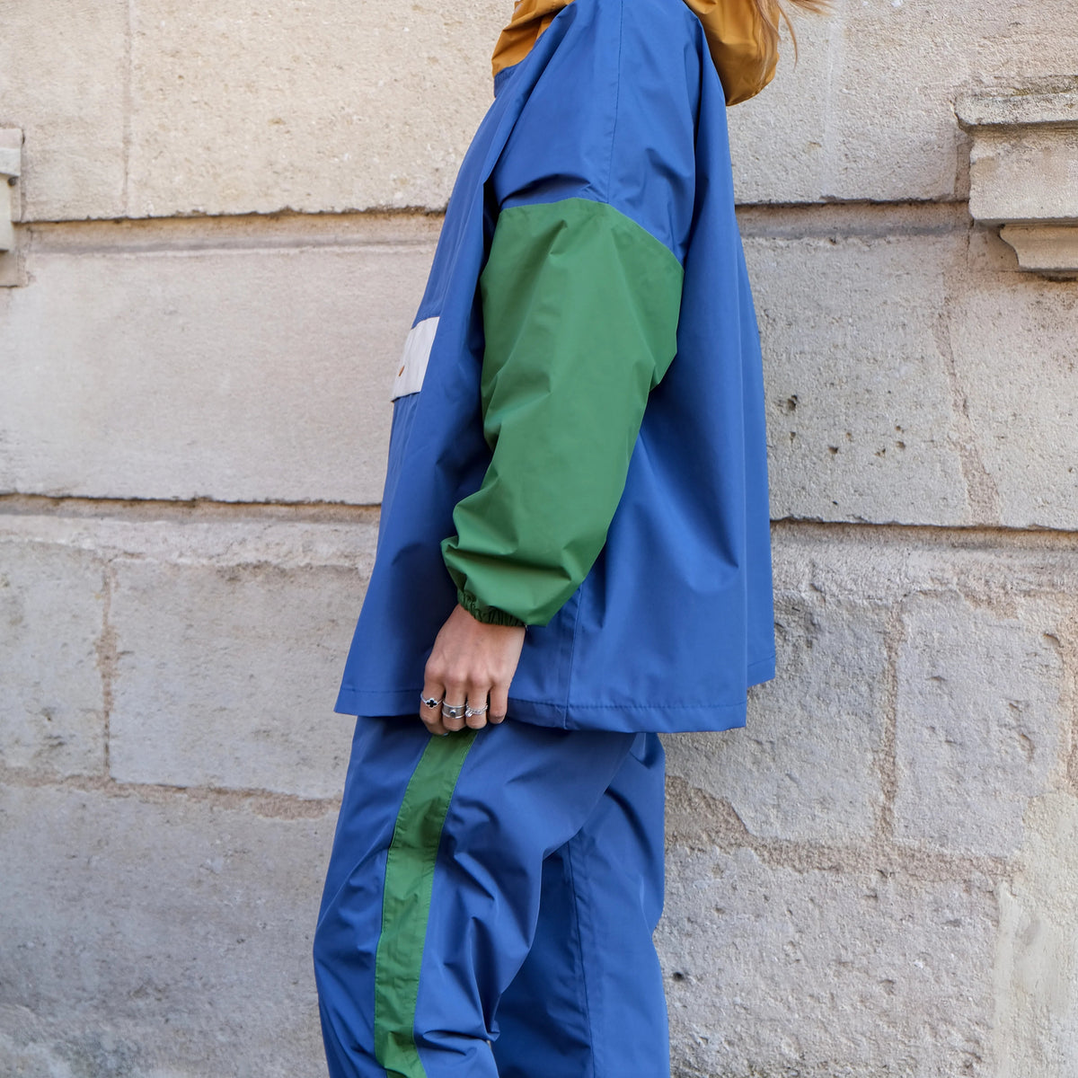 Poncho de pluie imperméable court, tricolore bleu, vert et jaune. 
