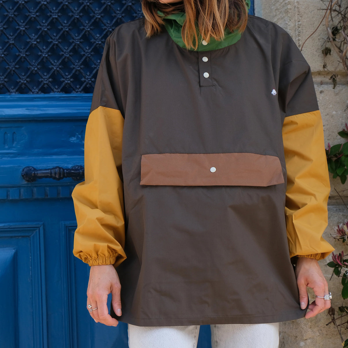 Poncho de pluie imperméable court, tricolore kaki, jaune et vert. 