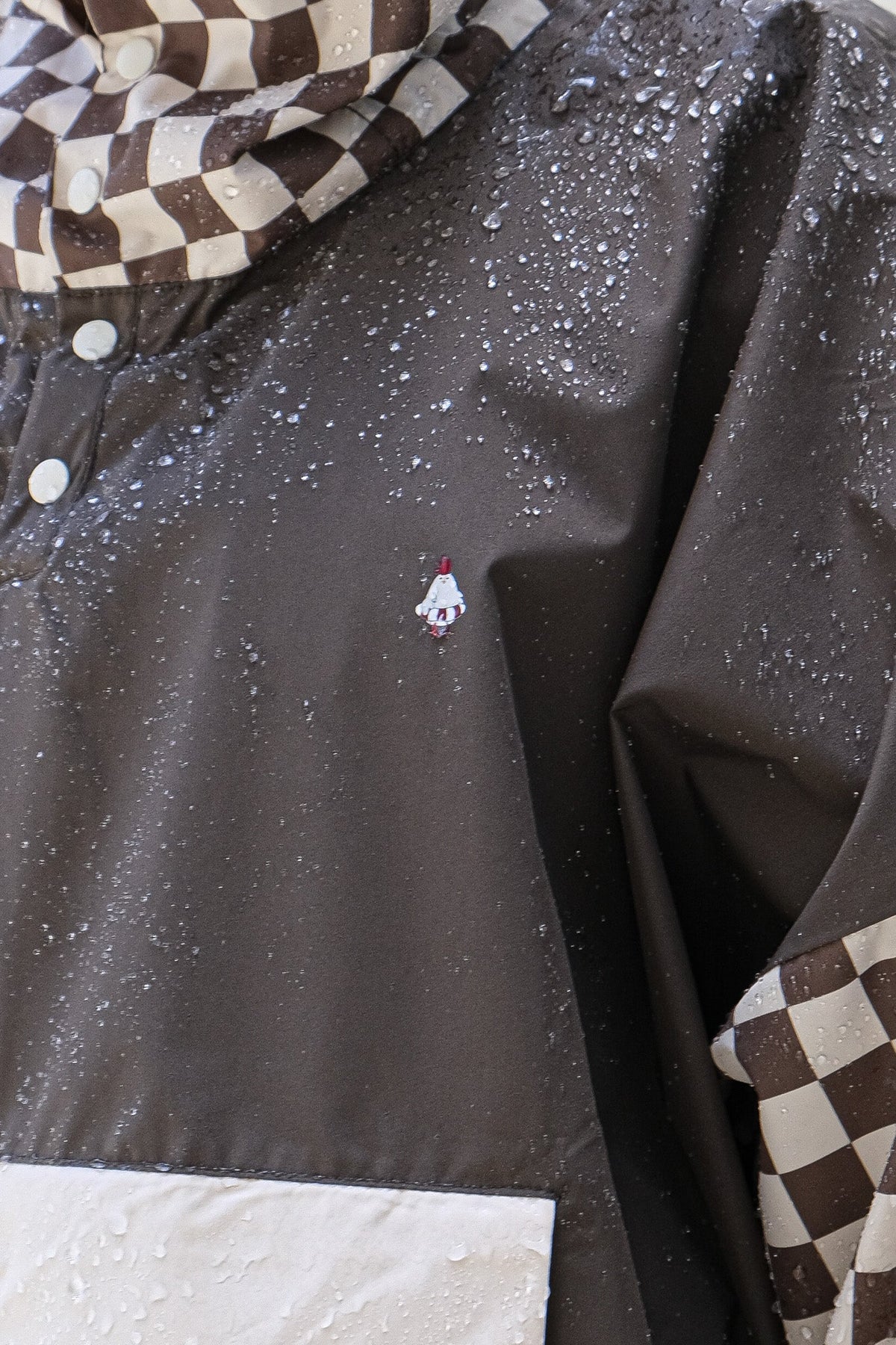 Poncho de pluie long imperméable, marron à motif damier.
