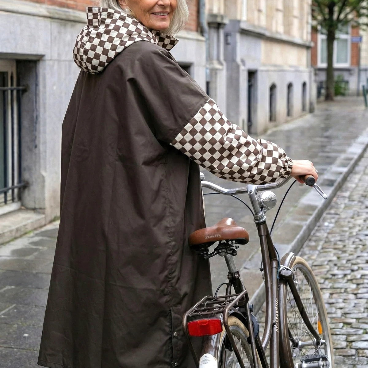 Poncho de pluie long imperméable, marron à motif damier.