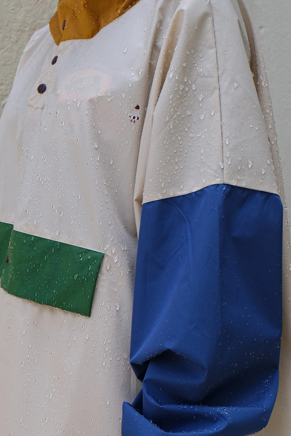 Poncho de pluie long imperméable, tricolore beige bleu et vert. 