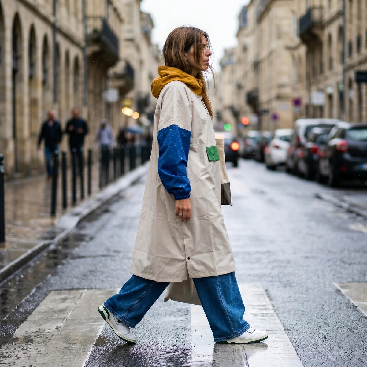 Poncho de pluie long imperméable, tricolore beige bleu et jaune.