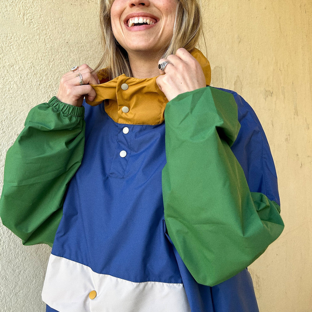 Poncho de pluie long imperméable, tricolore bleu vert et jaune.