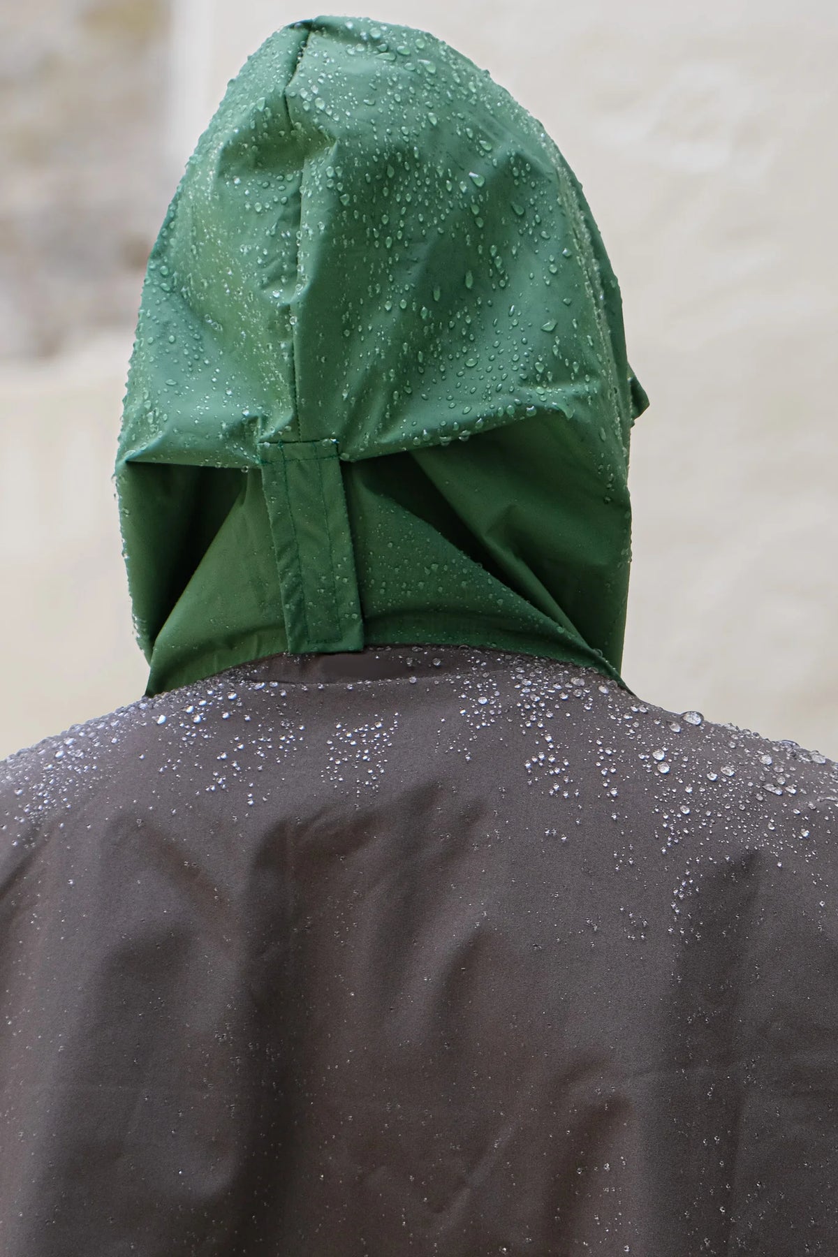 Poncho de pluie long imperméable, détail capuche. 