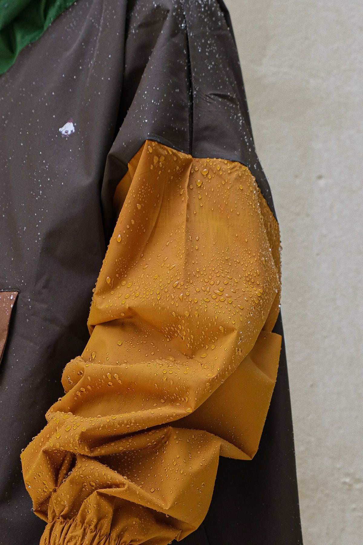 Poncho de pluie long imperméable, tricolore kaki jaune et vert.