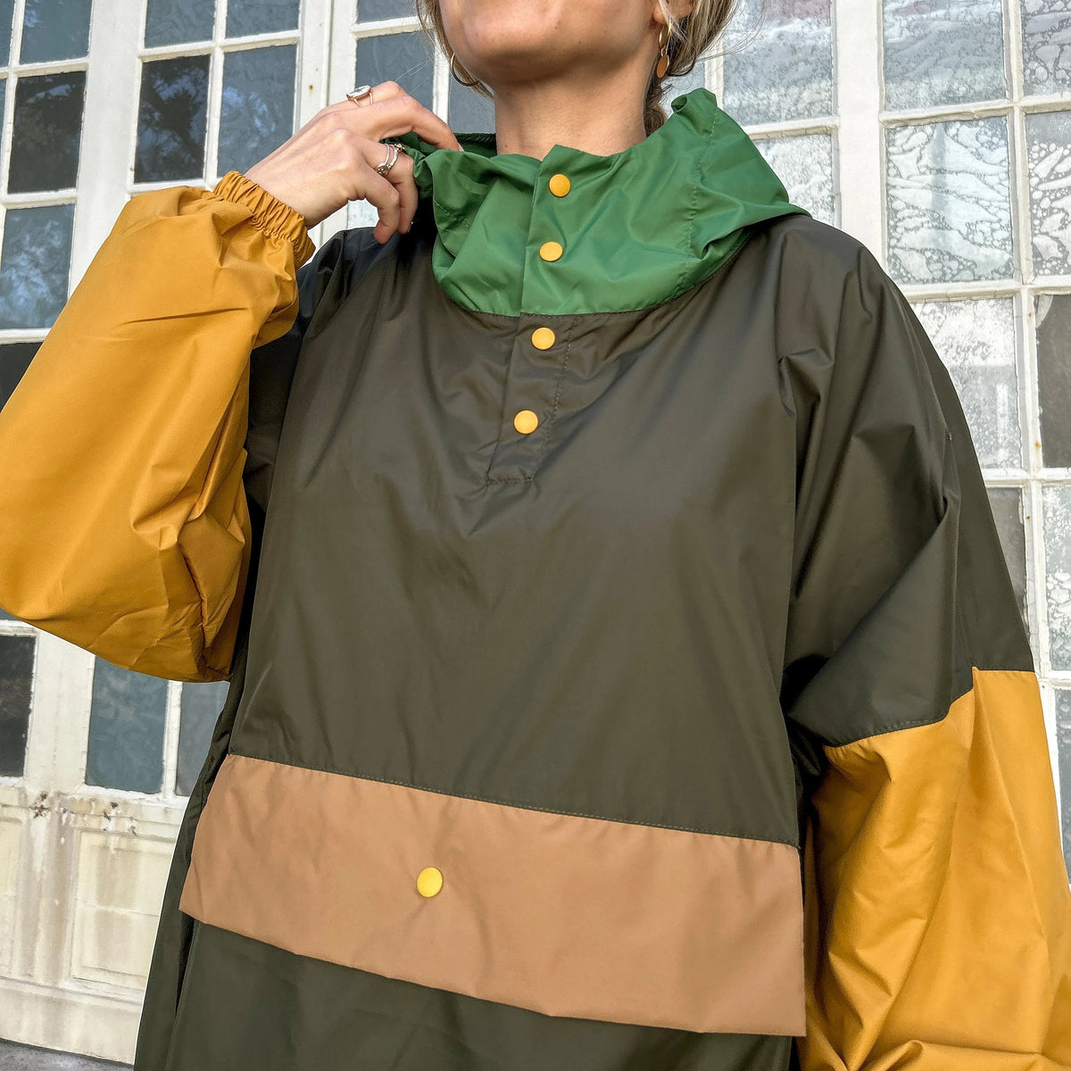 Poncho de pluie long imperméable, triciolore marron vert et jaune