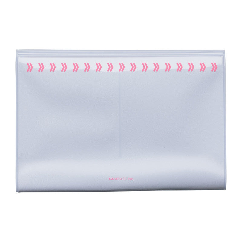 Porte-documents de voyage blanc avec écriture rose. 