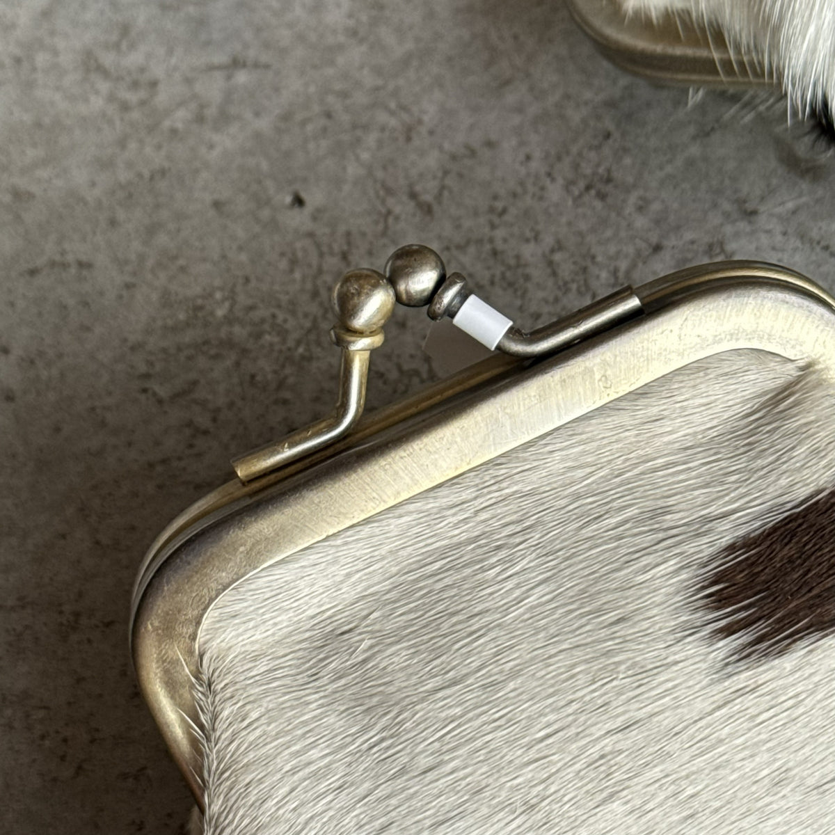 Porte-monnaie forme vintage en peau de vache.