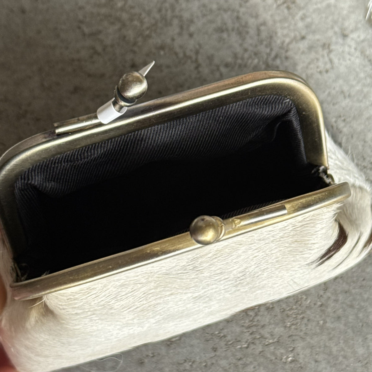 Porte-monnaie forme vintage en peau de vache.