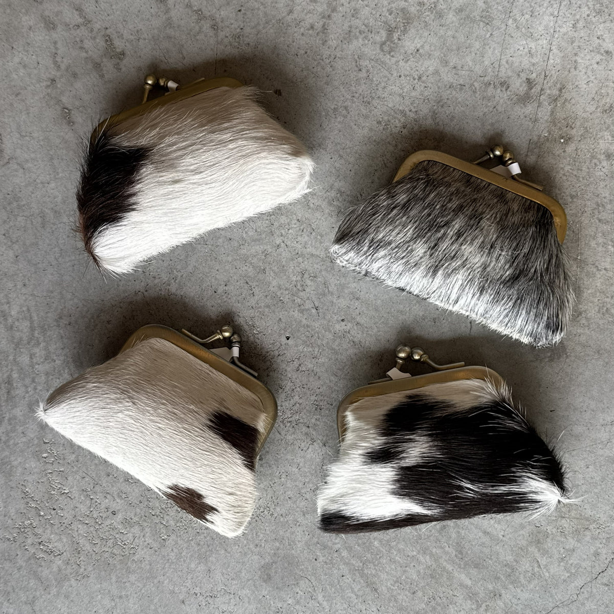 Porte-monnaie forme vintage en peau de vache.