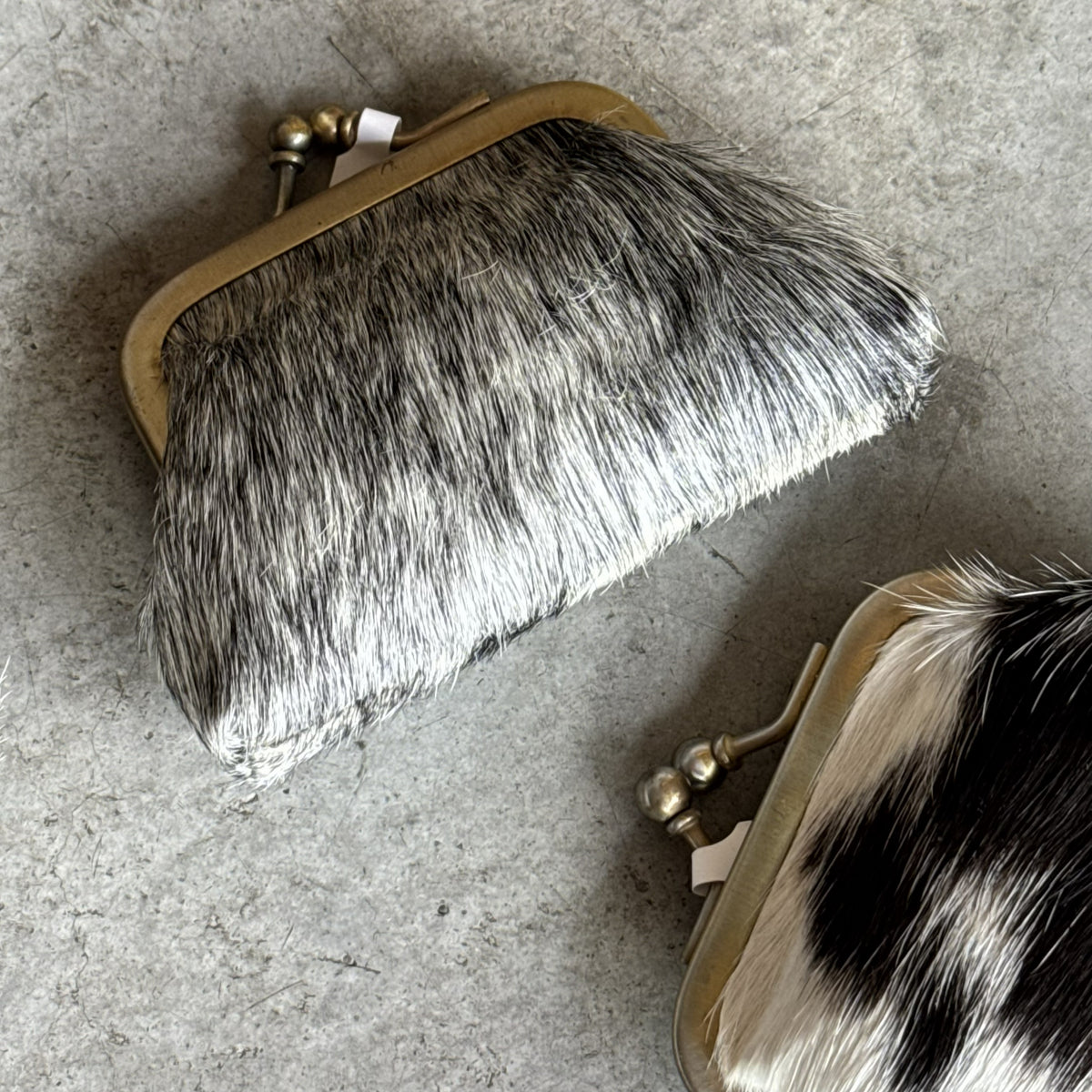 Porte-monnaie forme vintage en peau de vache.