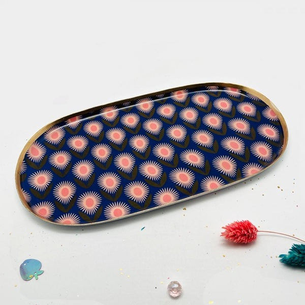 Découvrez nos petits plateaux décoratifs à motifs qui donneront de la gaieté à votre intérieur avec leurs lignes ou leurs fleurs dans des couleurs acidulées. 