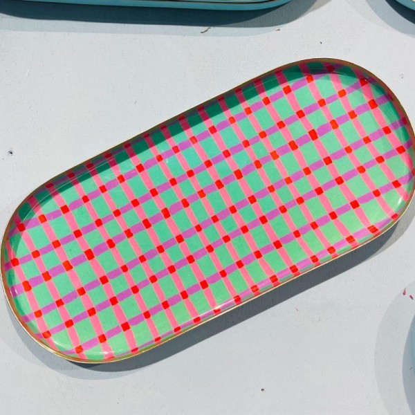 Découvrez nos petits plateaux décoratifs à motifs qui donneront de la gaieté à votre intérieur avec leurs lignes ou leurs fleurs dans des couleurs acidulées. 