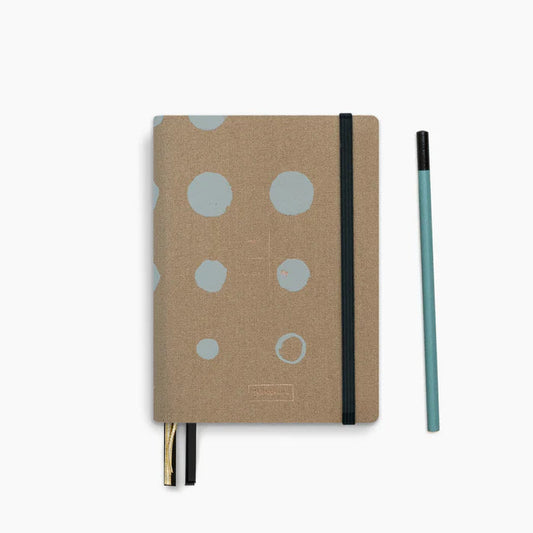 Petit répertoire avec couverture moutarde métallisé et pois sérigraphiés.
