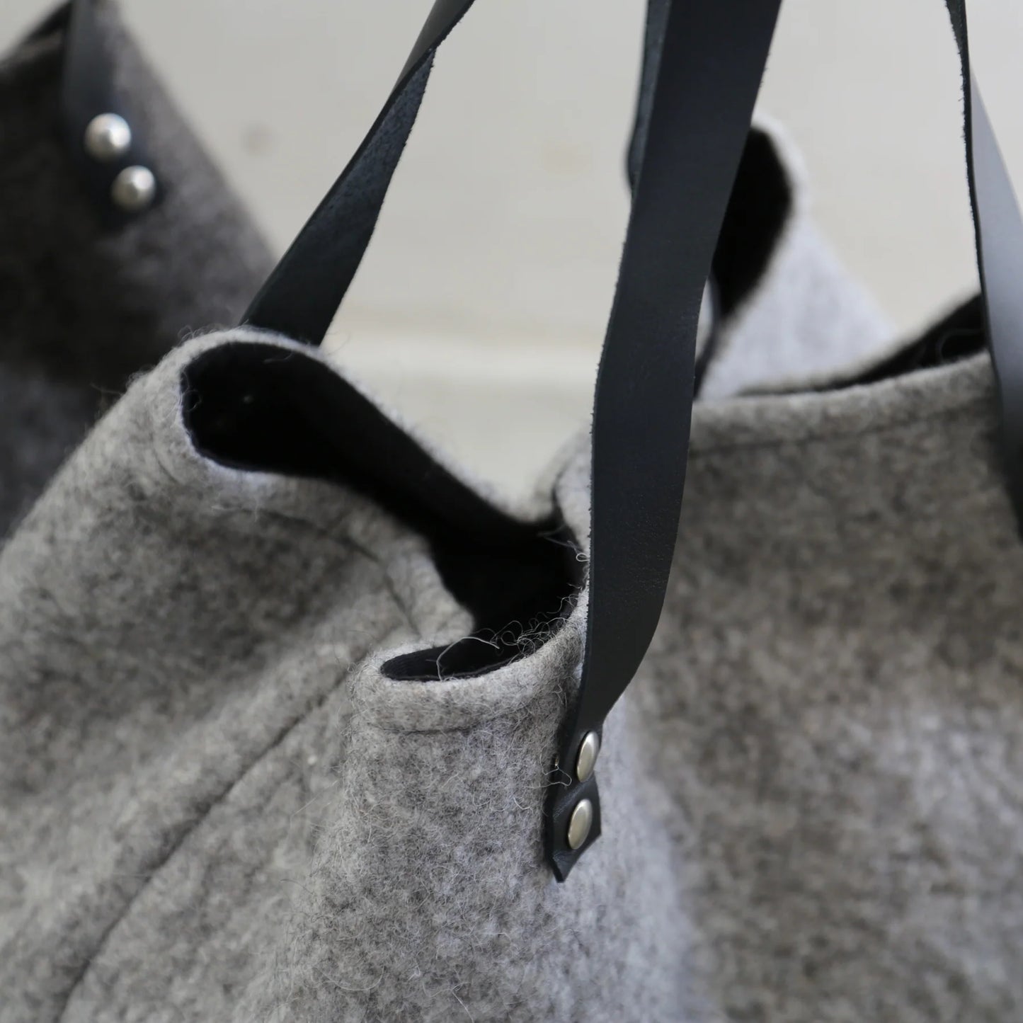 Sac cabas en laine feutrée française, détails des anses.