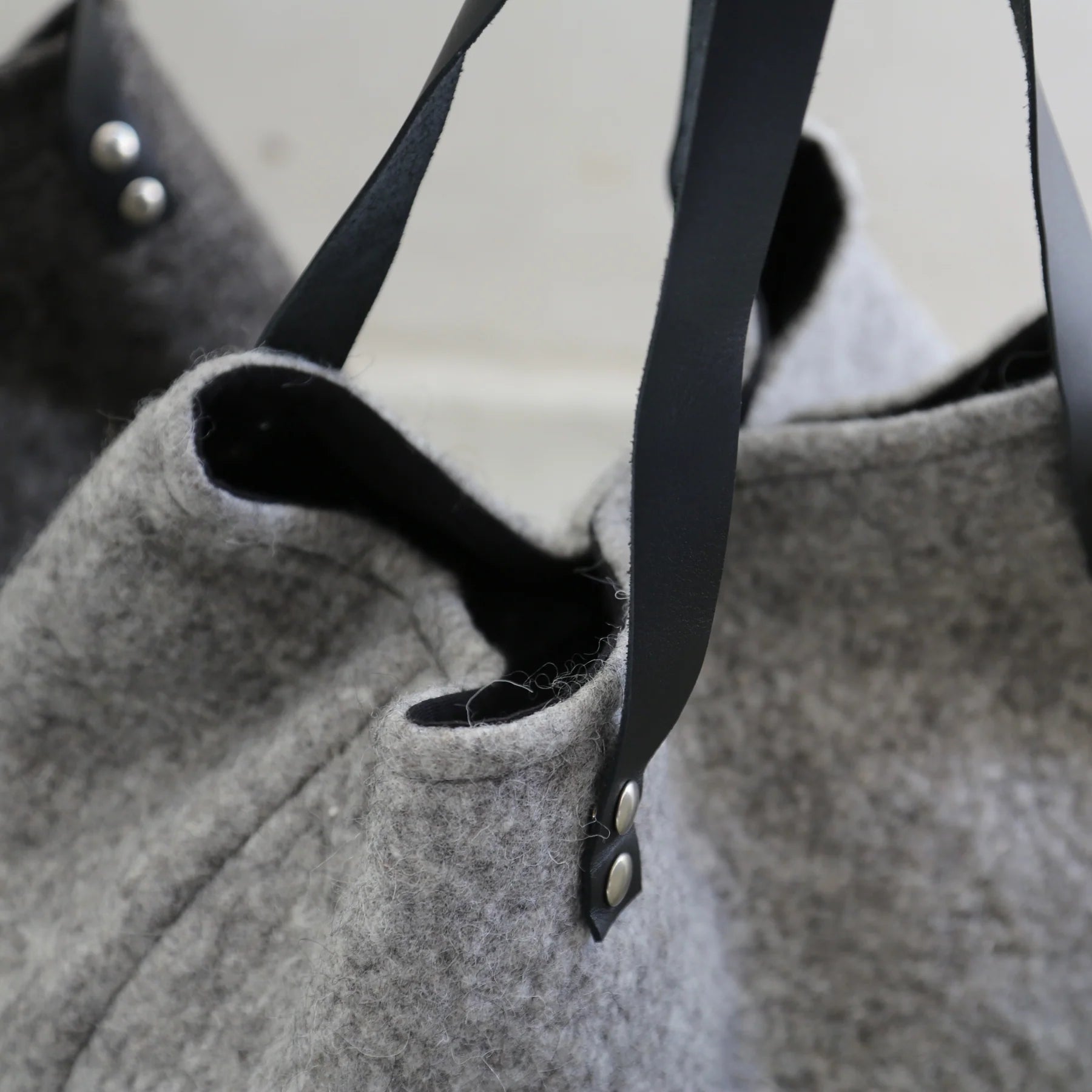 Sac cabas en laine feutrée française, détails des anses.