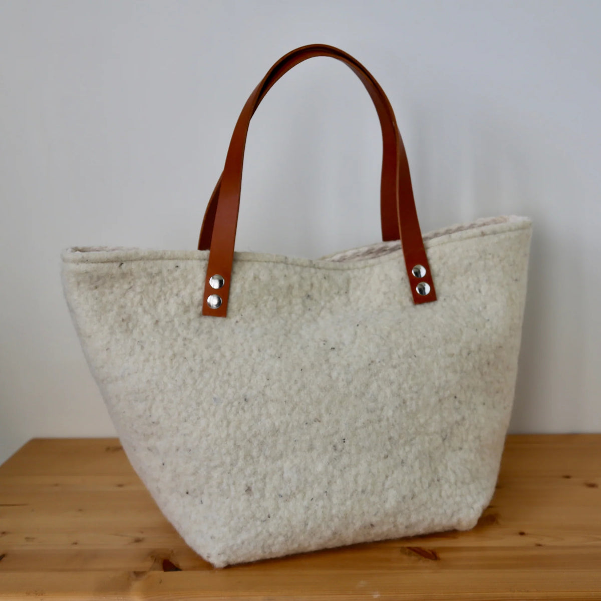 Sac cabas en laine feutrée française, coloris ivoire.