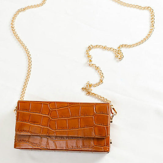 Petit sac en cuir croco, couleur camel. 