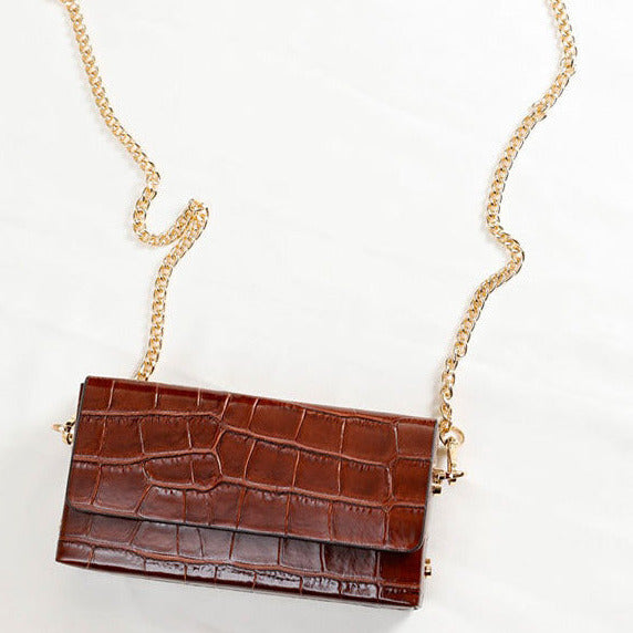 Petit sac en cuir croco, couleur marron. 