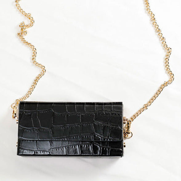 Petit sac en cuir croco, couleur noir. 
