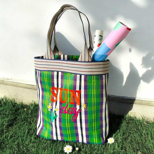 Cabas ou sac léger, élégant, robuste, joli en plastique recyclé vert et violet. Pour les loisirs, le travail ou la plage. Il a une anse extra longue et très robuste.