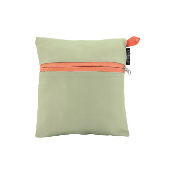 Sac de voyage replié dans sa pochette intégrée.