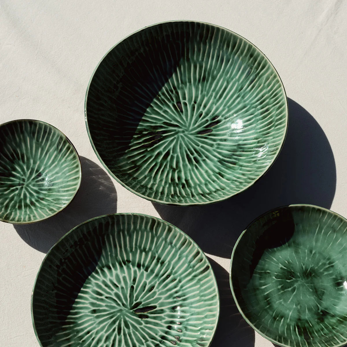 Saladier en grès vert, motif goujé.