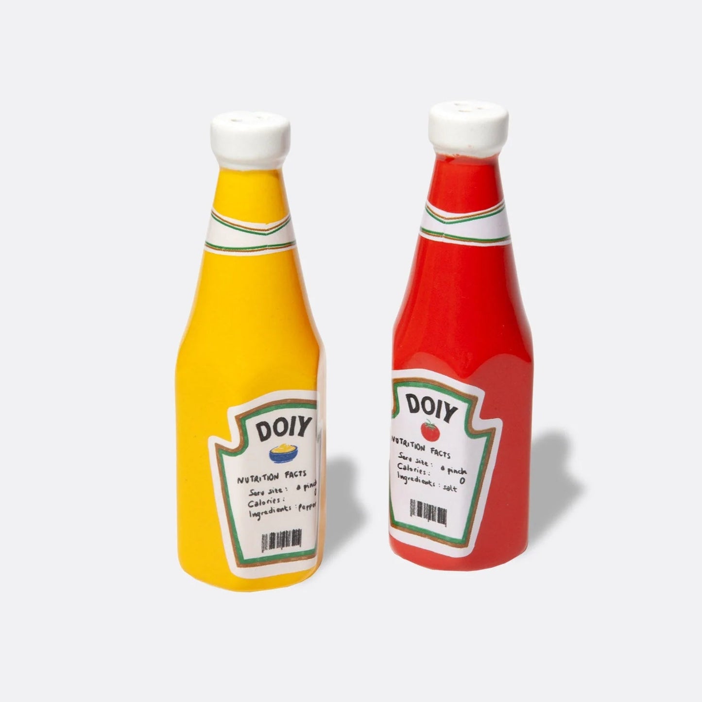 Set de salière et poivrier en forme de bouteilles de ketchup et de moutarde, rouge et jaune en céramique, vues de dos.