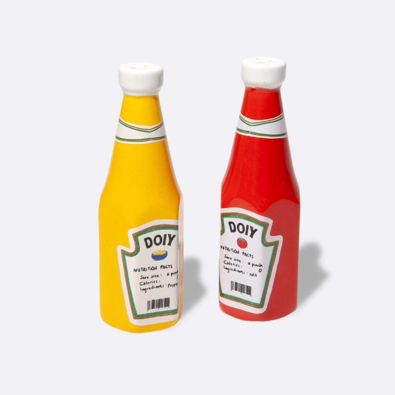 Set de salière et poivrier en forme de bouteilles de ketchup et de moutarde, rouge et jaune en céramique, vues de dos.