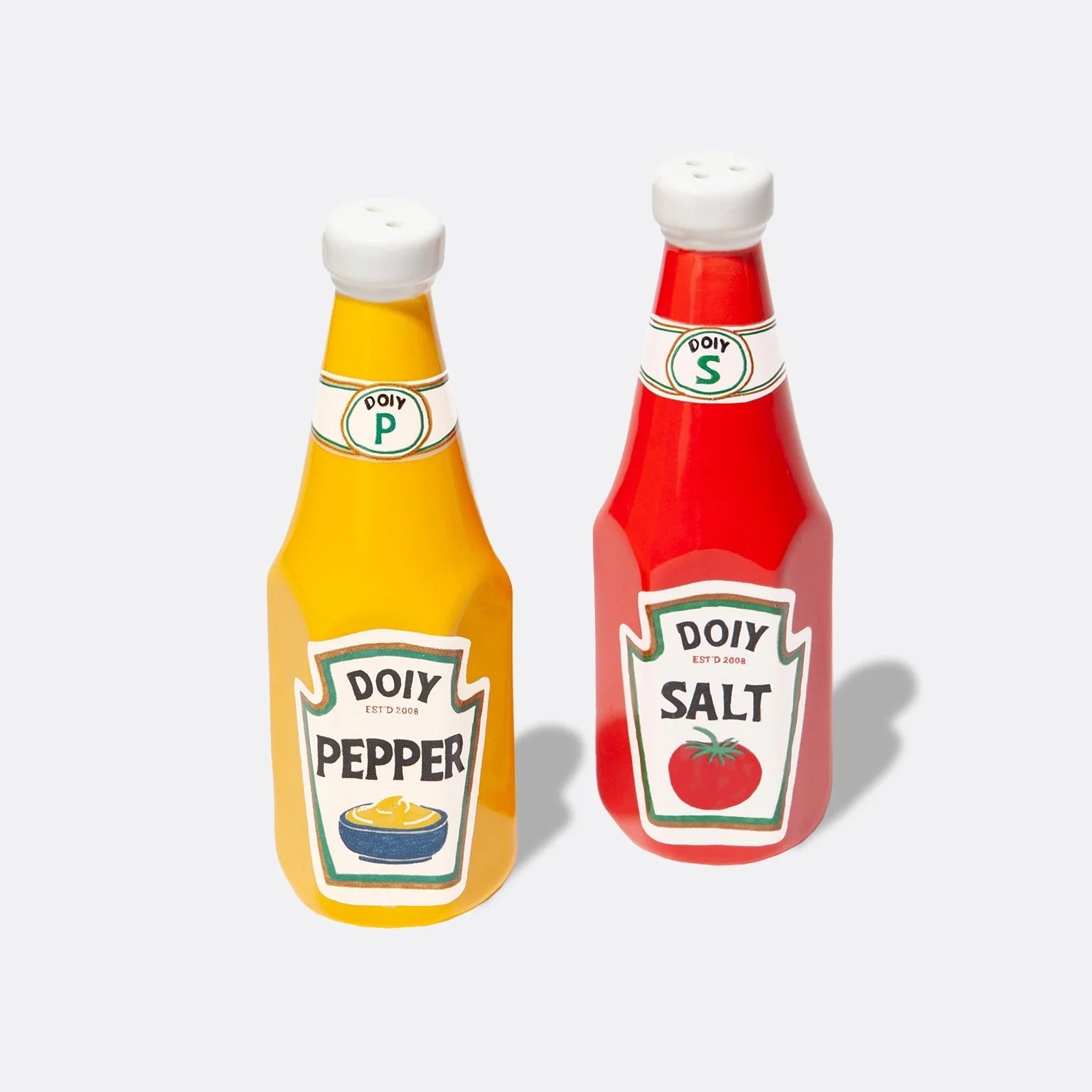 Set de salière et poivrier en forme de bouteilles de ketchup et de moutarde, rouge et jaune en céramique.
