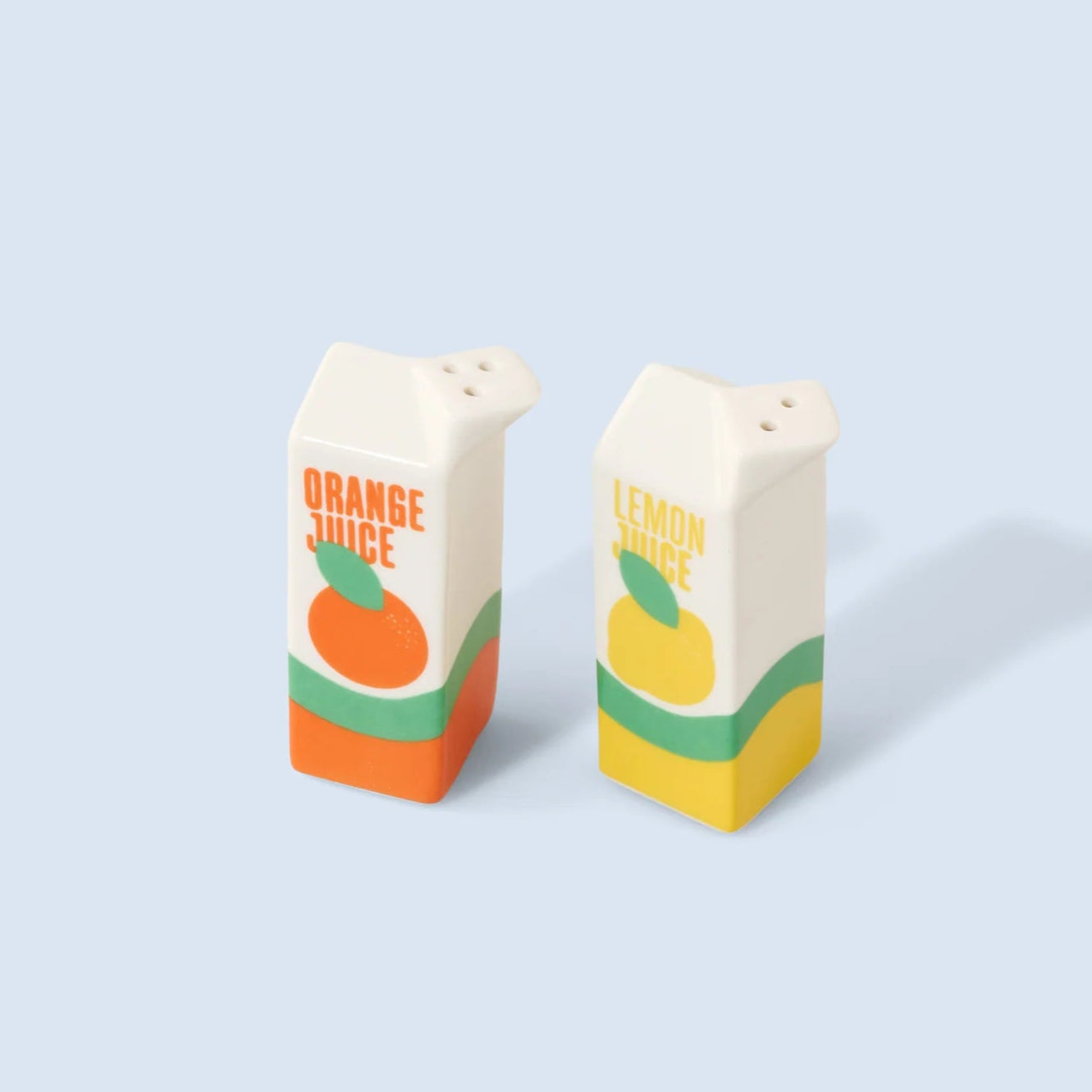 Petit set d'une salière en forme d'une brique de jus de citron jaune, et d'un poivrier en forme de brique de jus d'orange (ou inversement). 