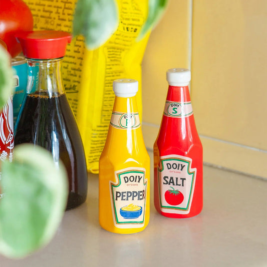 Set de salière et poivrier en forme de bouteilles de ketchup et de moutarde, rouge et jaune en céramique.