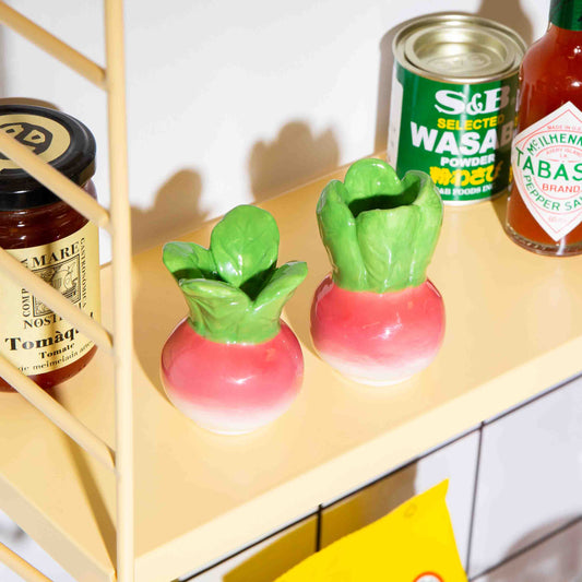 Set de salière et poivrier en forme de radis rose et vert en céramique. 