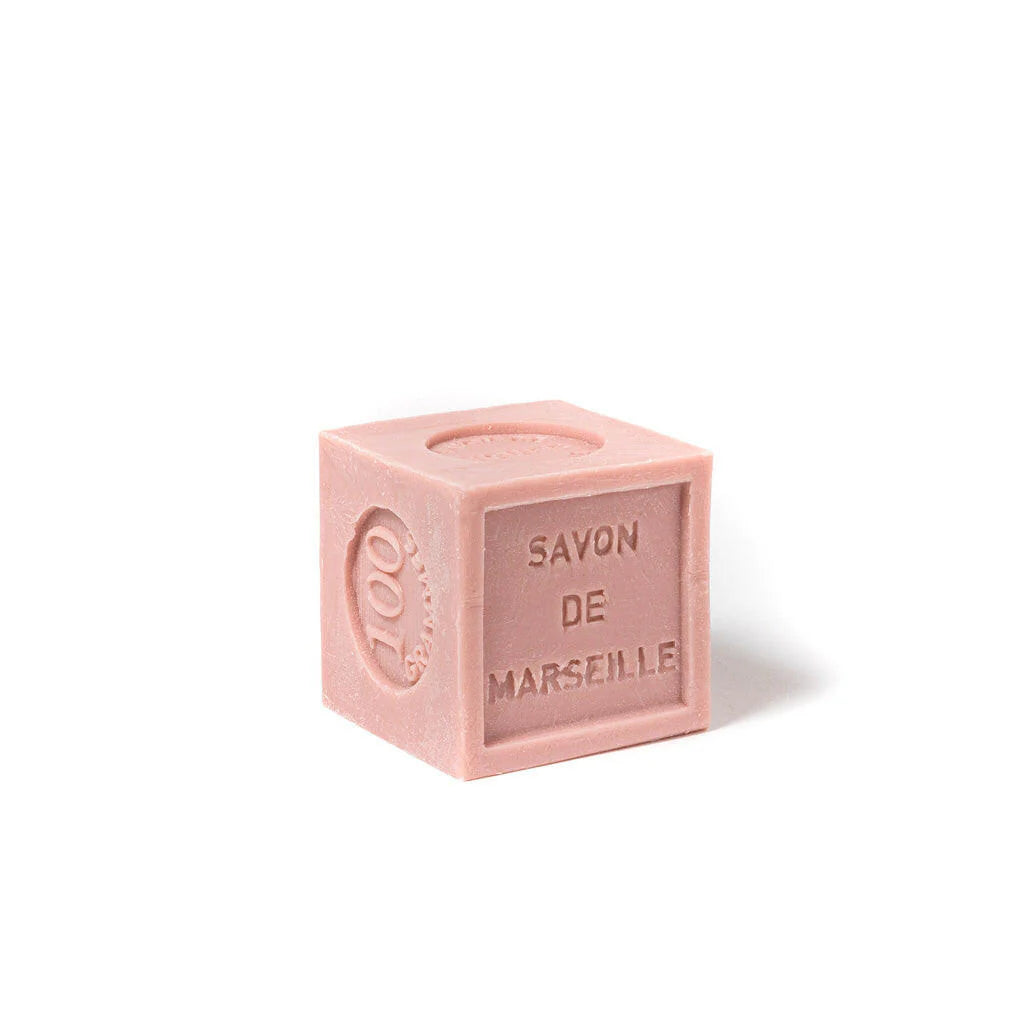 Petit savon de Marseille cubique, 100g, parfum figue, coloris rose.